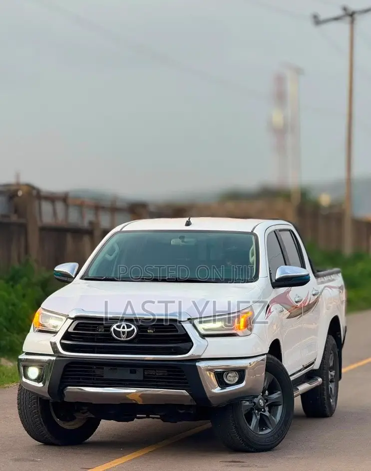 Toyota Hilux 2023 White