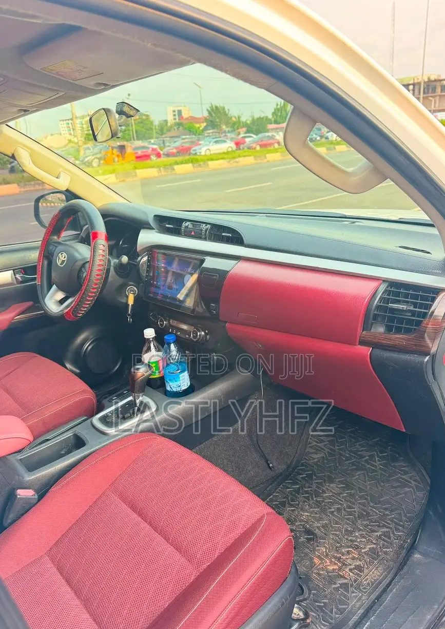 Toyota Hilux 2023 White