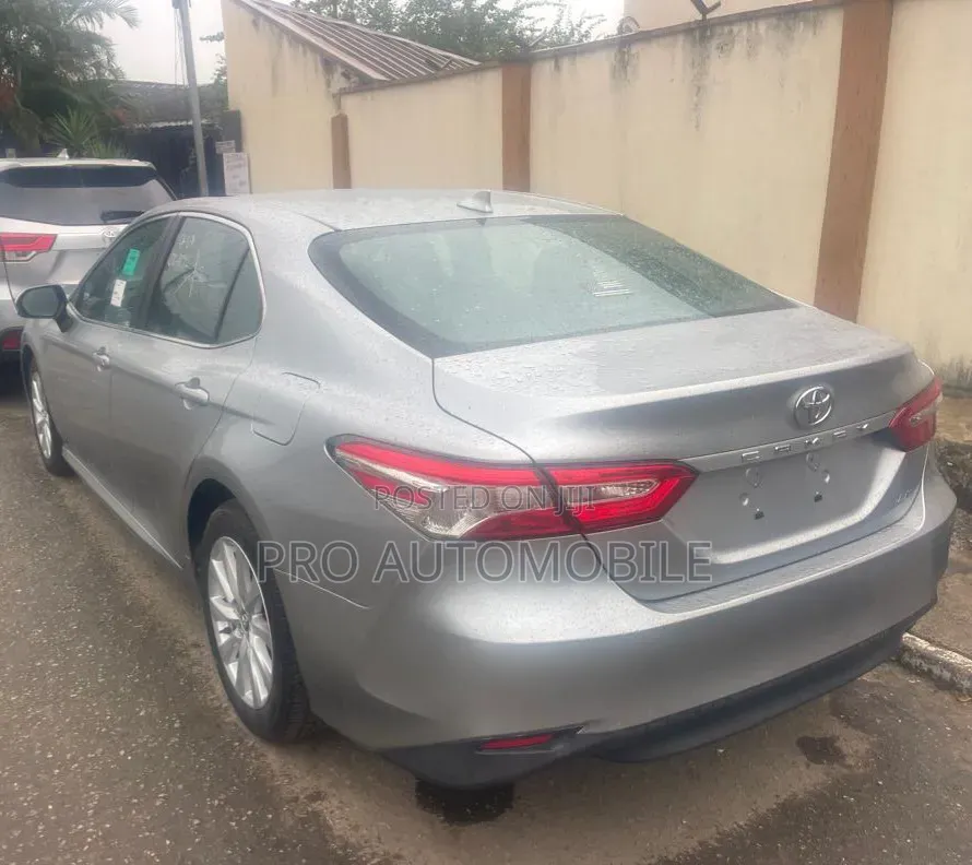 Toyota Camry SE FWD 2020 Silver