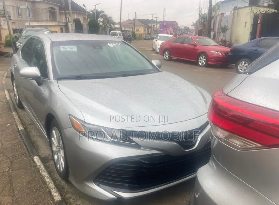 Toyota Camry SE FWD 2020 Silver