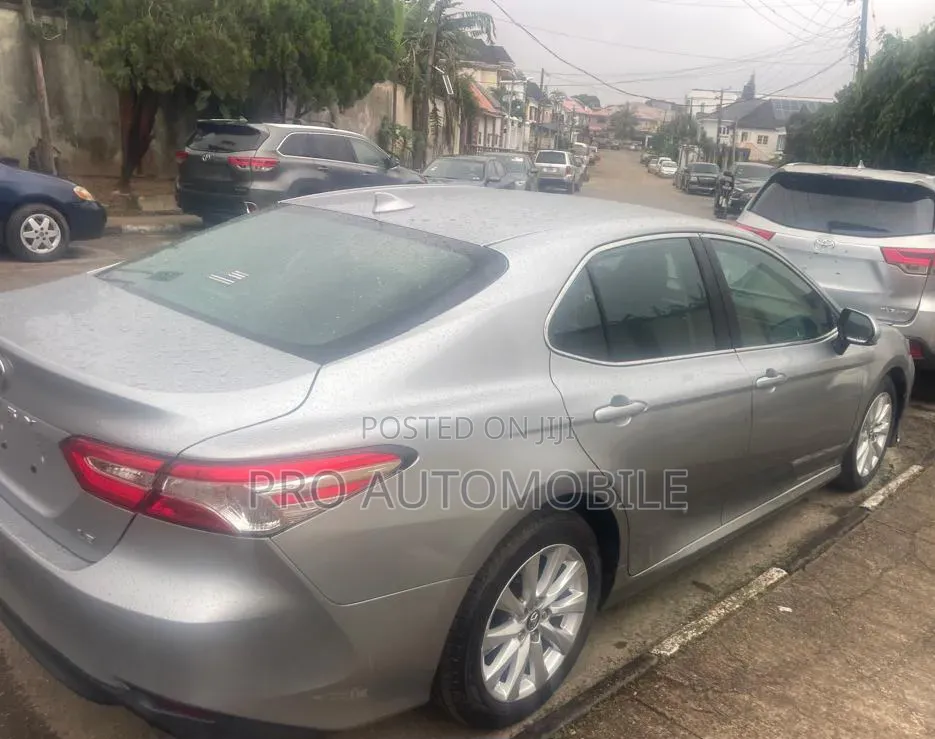 Toyota Camry SE FWD 2020 Silver