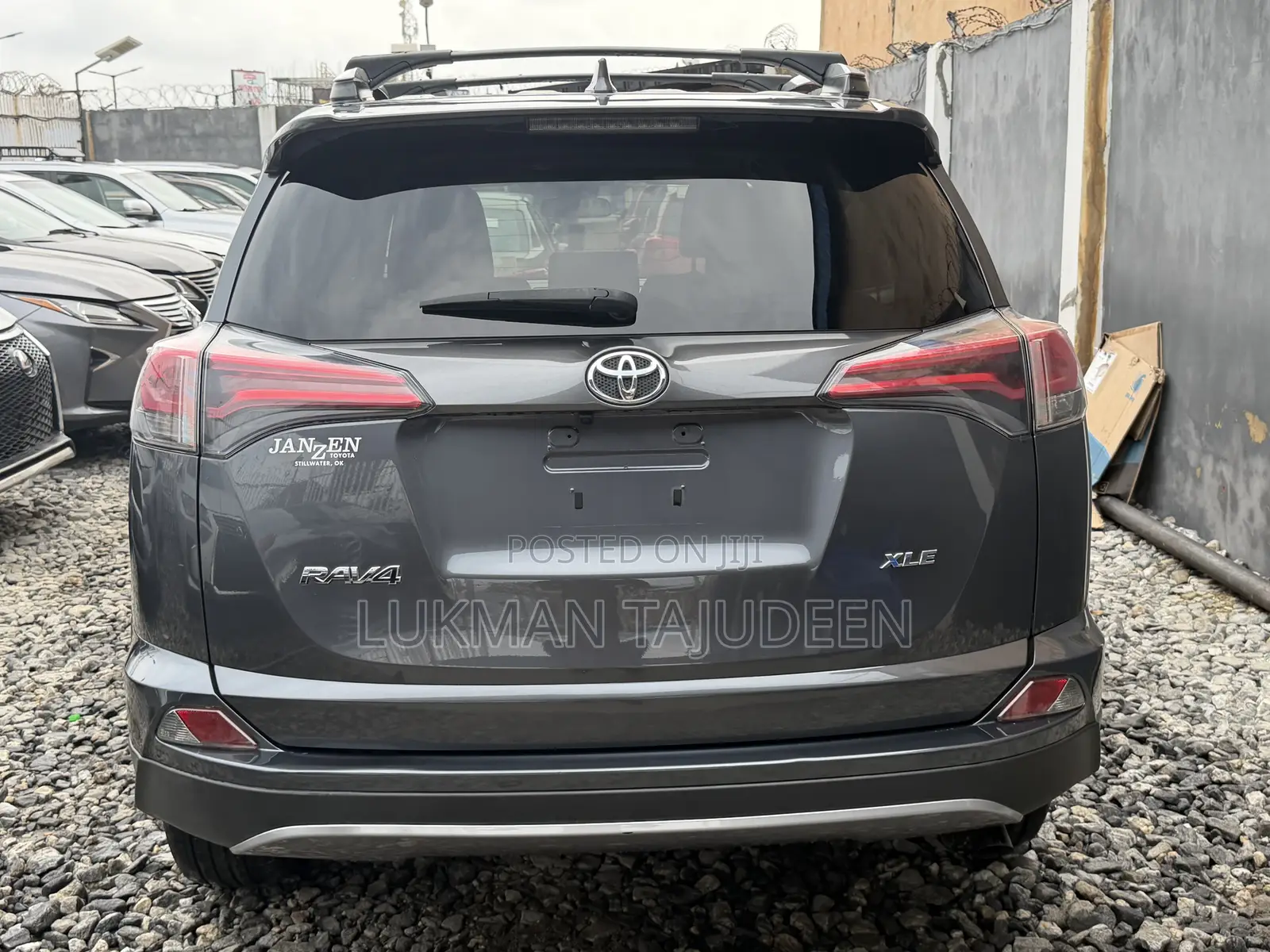Toyota RAV4 XLE 4dr SUV (2.5L 4cyl 6A) 2018 Gray