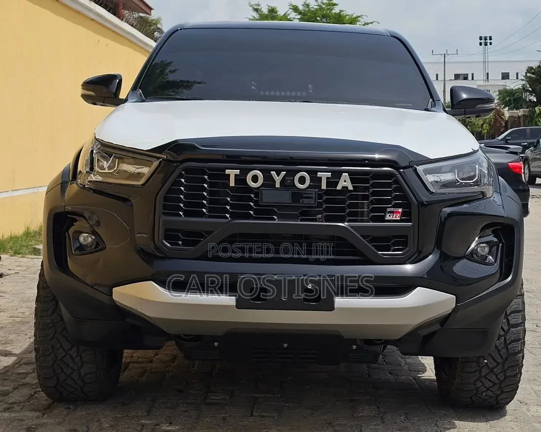 Toyota Hilux 2024 Black