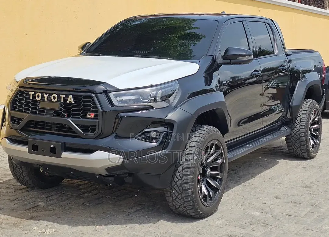Toyota Hilux 2024 Black