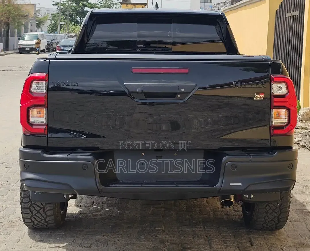 Toyota Hilux 2024 Black
