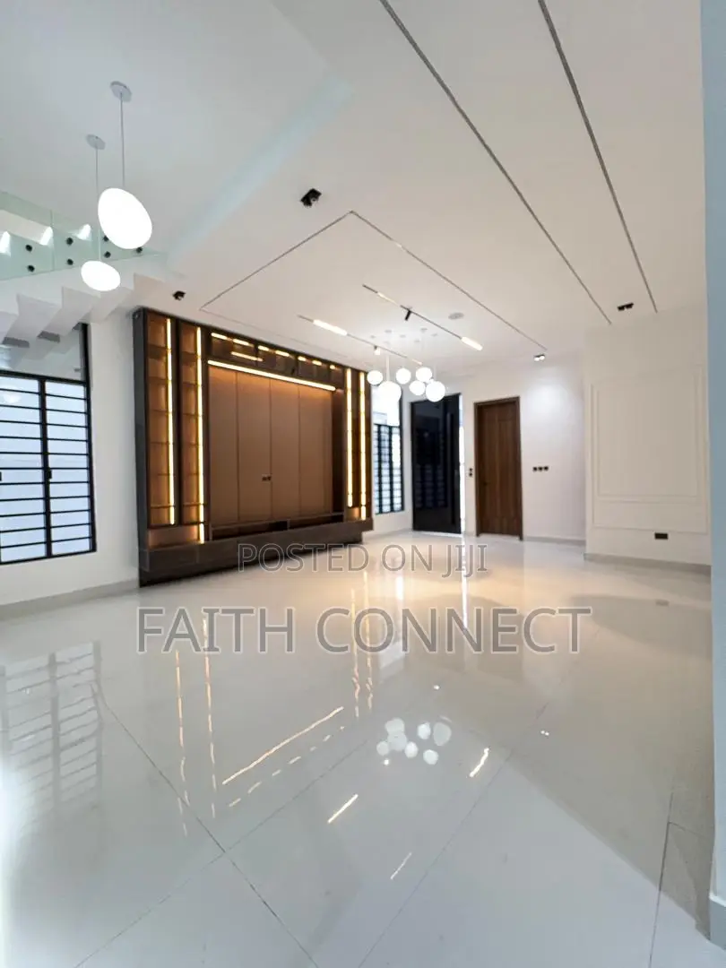 5bdrm Duplex in Chevron for sale