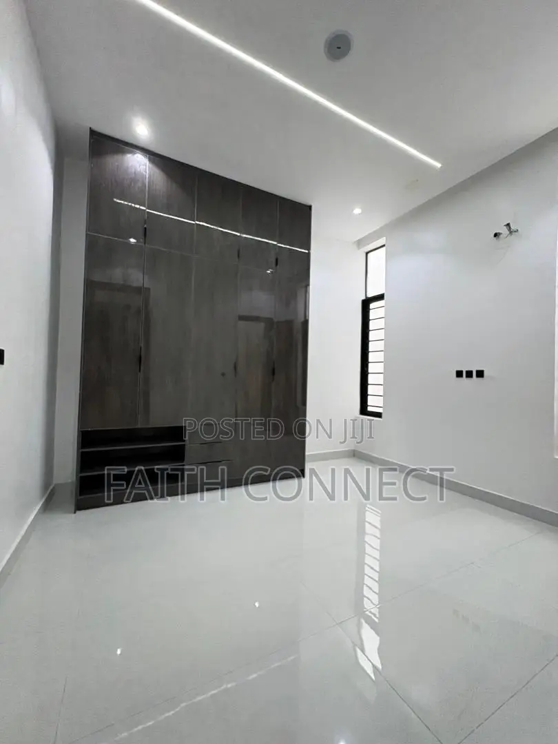 5bdrm Duplex in Chevron for sale