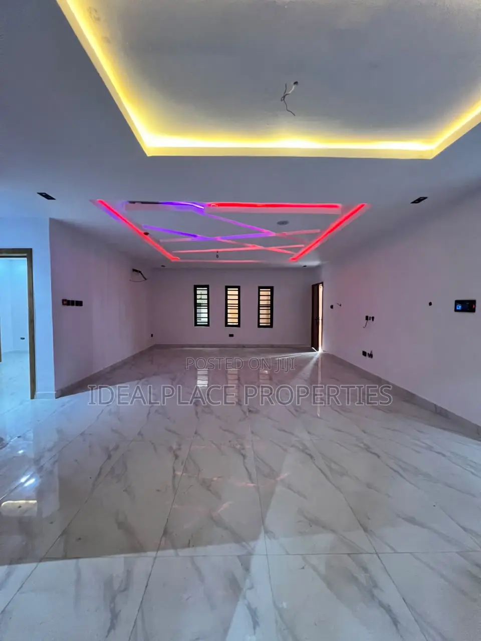 3bdrm Apartment in Lekki Phase 1 for sale