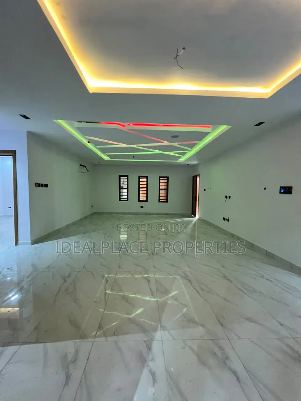 3bdrm Apartment in Lekki Phase 1 for sale