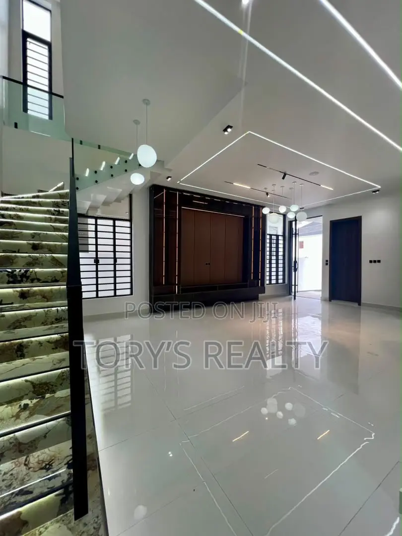 5bdrm Duplex in Lekki Phase 2 for sale
