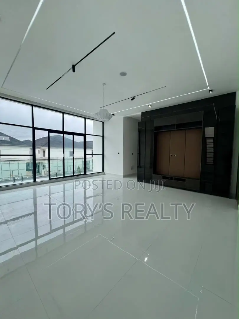 5bdrm Duplex in Lekki Phase 2 for sale