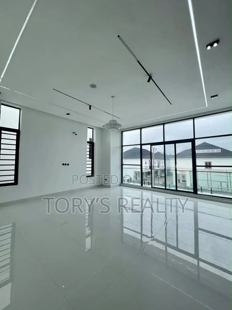 5bdrm Duplex in Lekki Phase 2 for sale