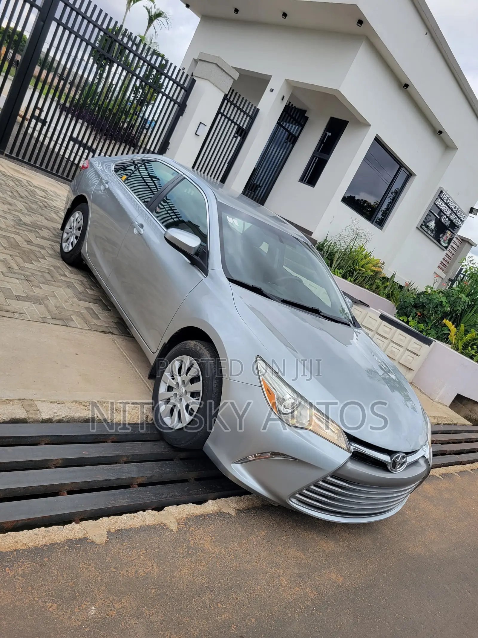 Toyota Camry LE 4dr Sedan (2.5L 4cyl 6A) 2017 Silver
