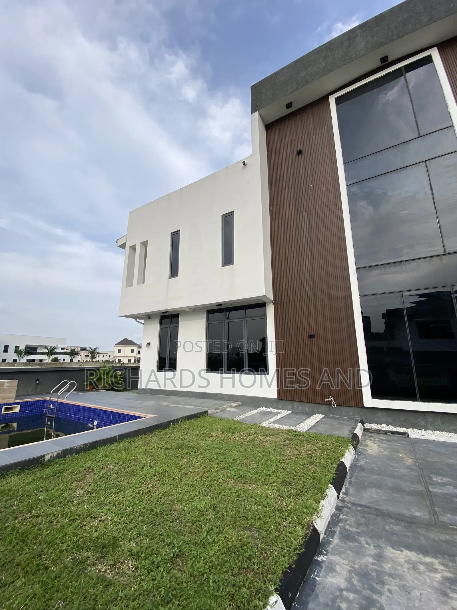 5bdrm Duplex in Off Lekki-Epe Expressway for sale