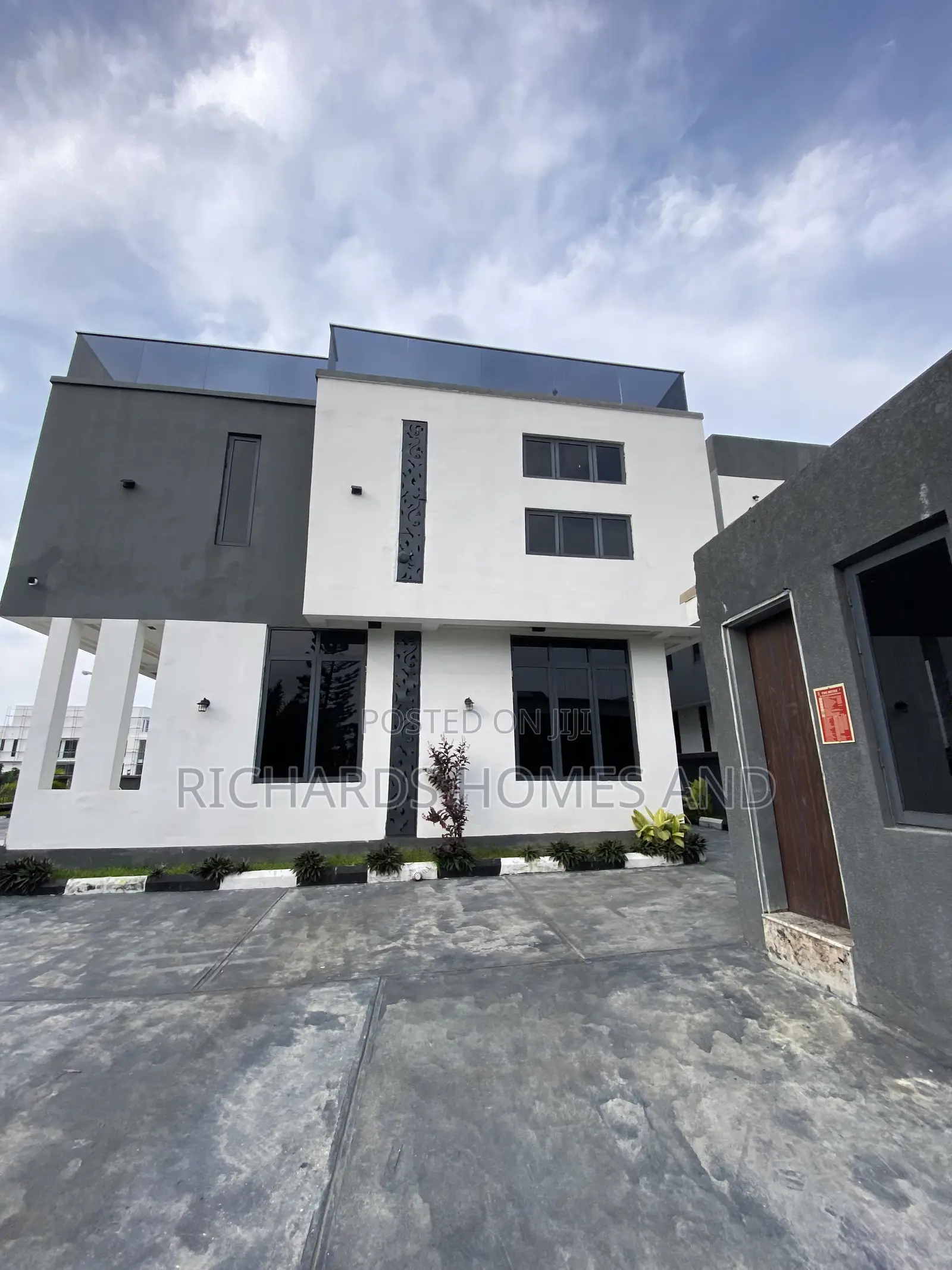 5bdrm Duplex in Off Lekki-Epe Expressway for sale