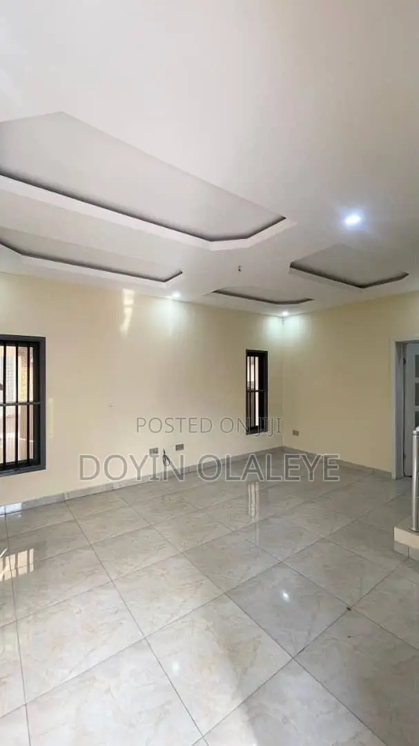 4bdrm Duplex in Chevron for sale