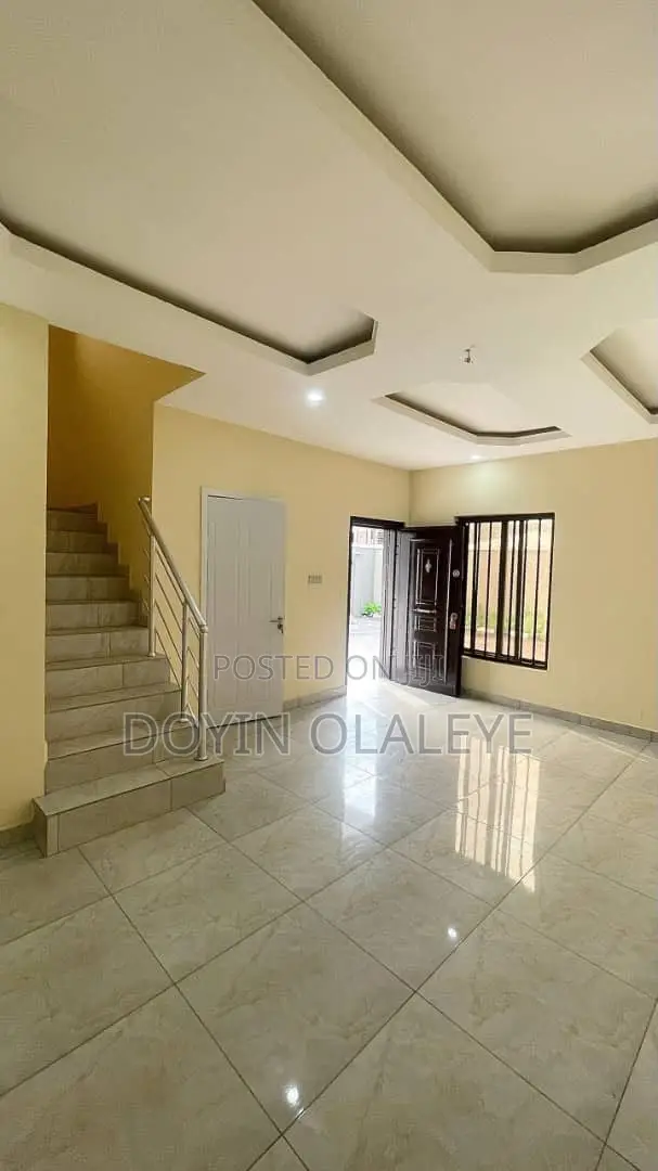 4bdrm Duplex in Chevron for sale