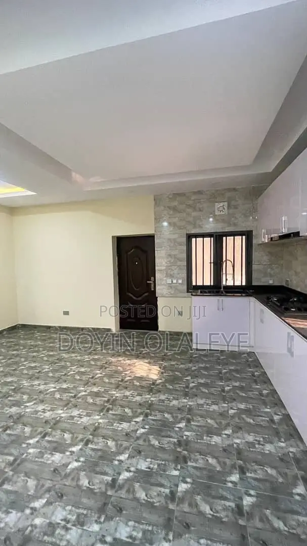 4bdrm Duplex in Chevron for sale