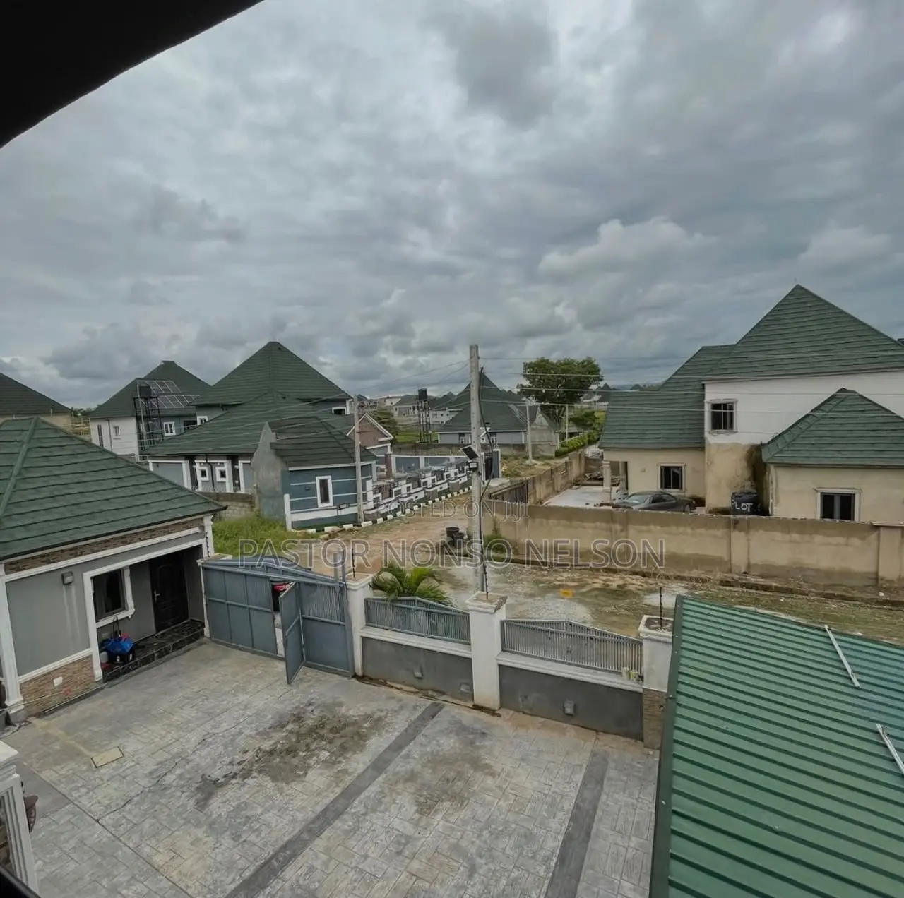 5bdrm Duplex in Leisure Court, Lugbe District for sale