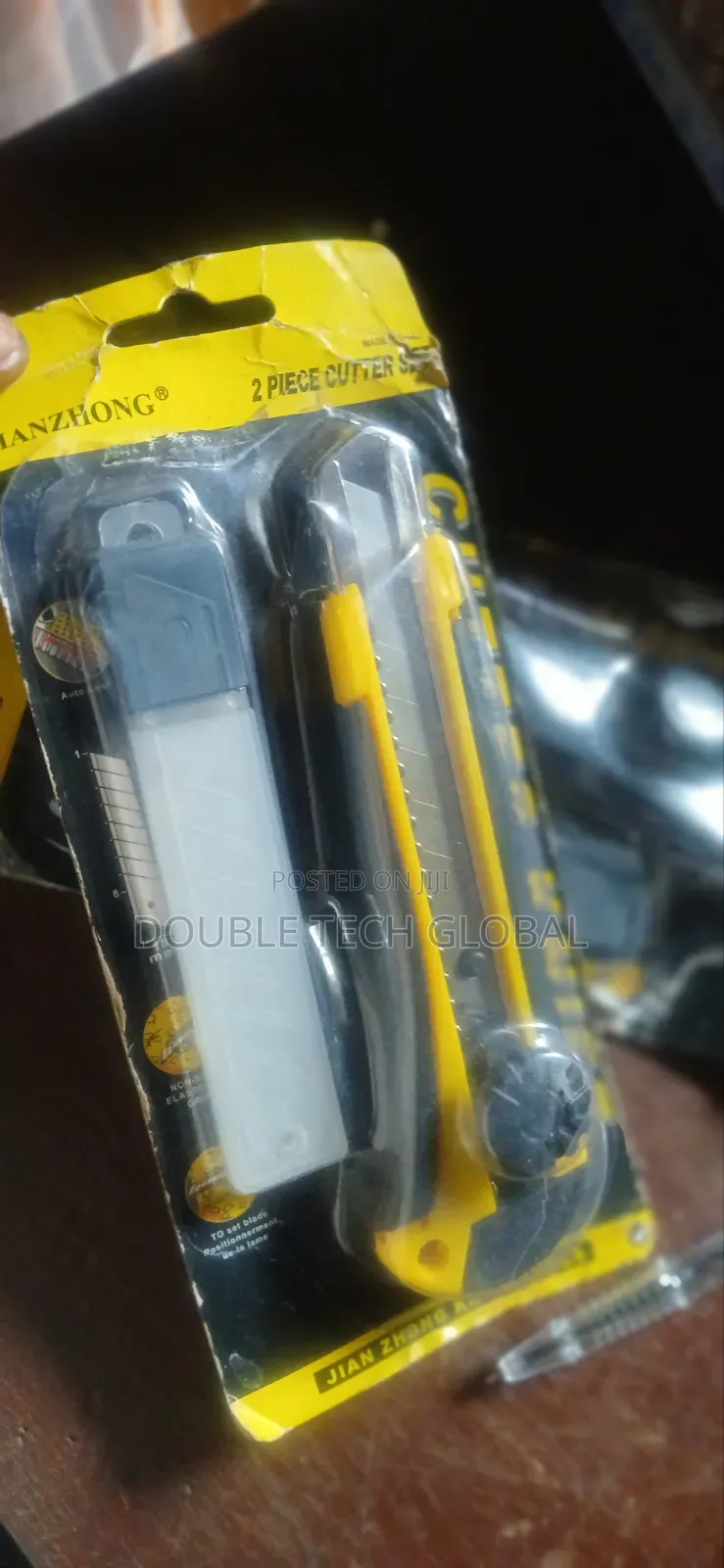 Utility Knife With Extra Blade