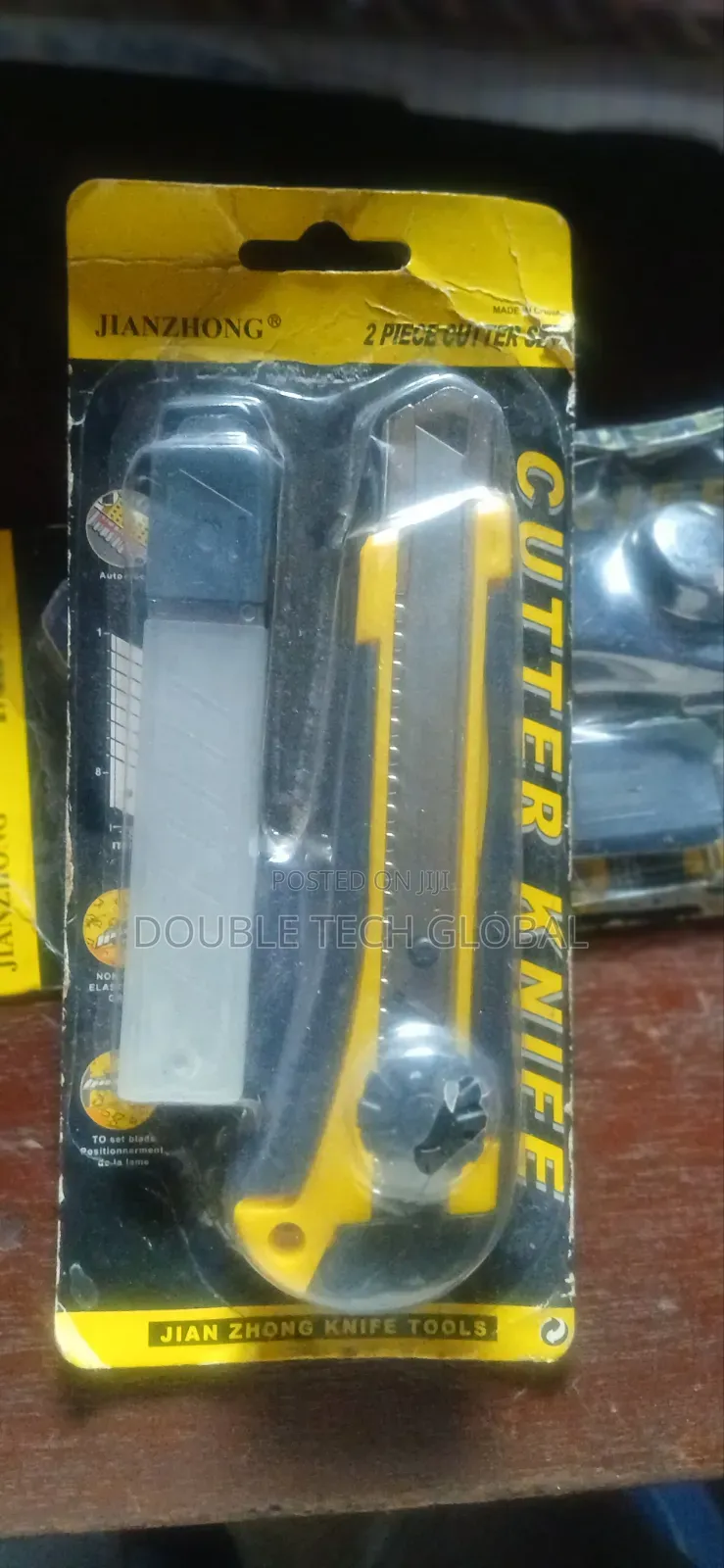 Utility Knife With Extra Blade