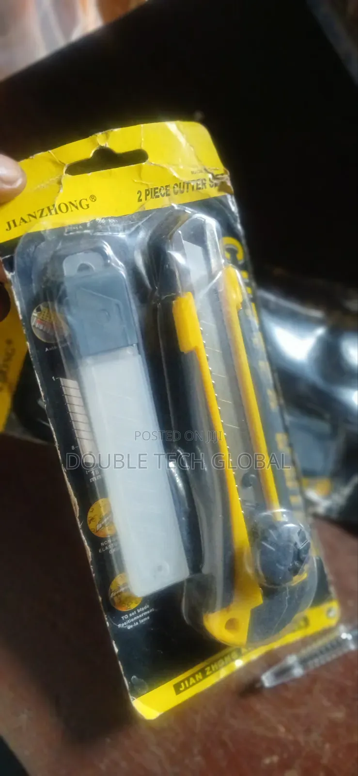 Utility Knife With Extra Blade