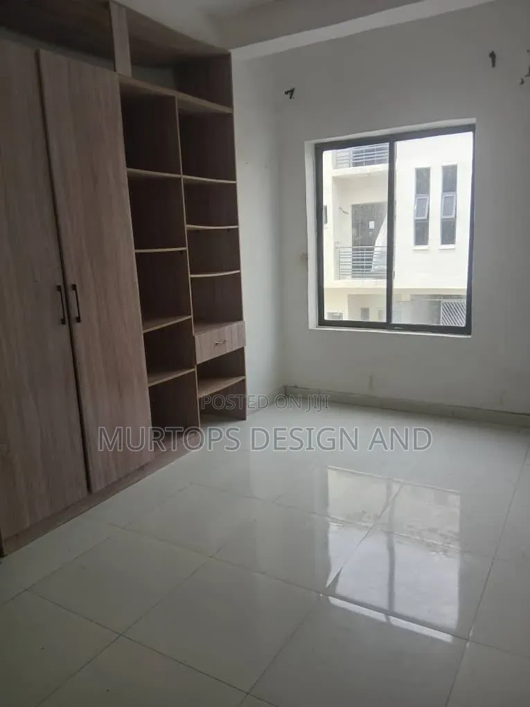 2bdrm Apartment in Lekki Phase 2 for rent