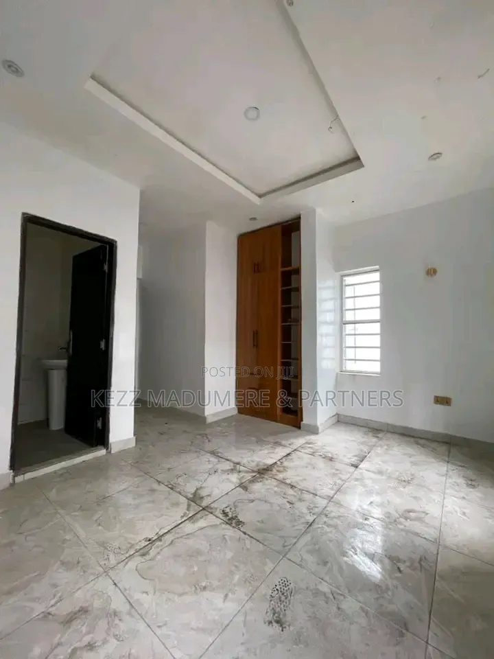 8bdrm Duplex in Dr Peter Odili Port, Trans Amadi for rent