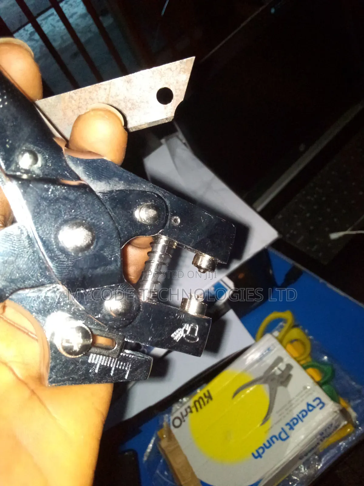 Eyelet Punch – Hole Punch Grommet Setting Tool