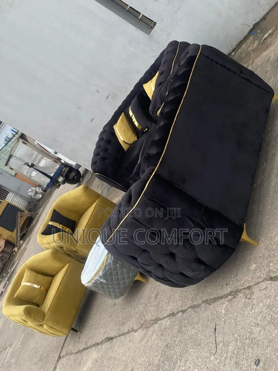 Brand New 7 Seaters Luxury Sofa Set With Throw Pillows and Table