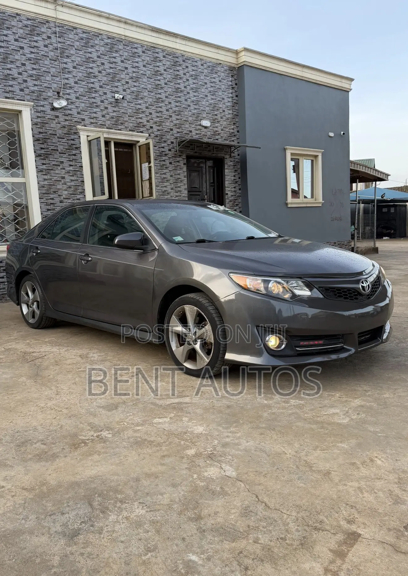 Toyota Camry SE V6 4dr Sedan (3.5L 6cyl 6A) 2013 Gray