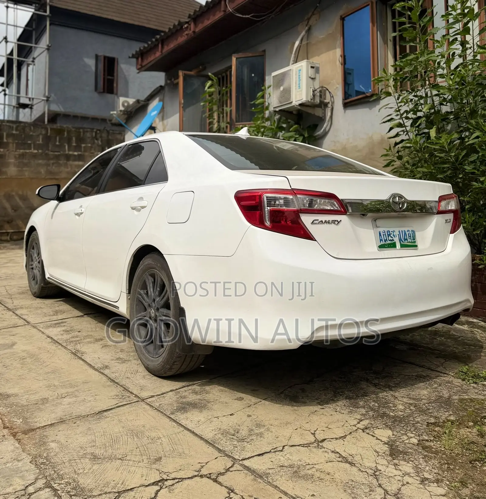 Toyota Camry XLE 4dr Sedan (2.5L 4cyl 6A) 2013 White