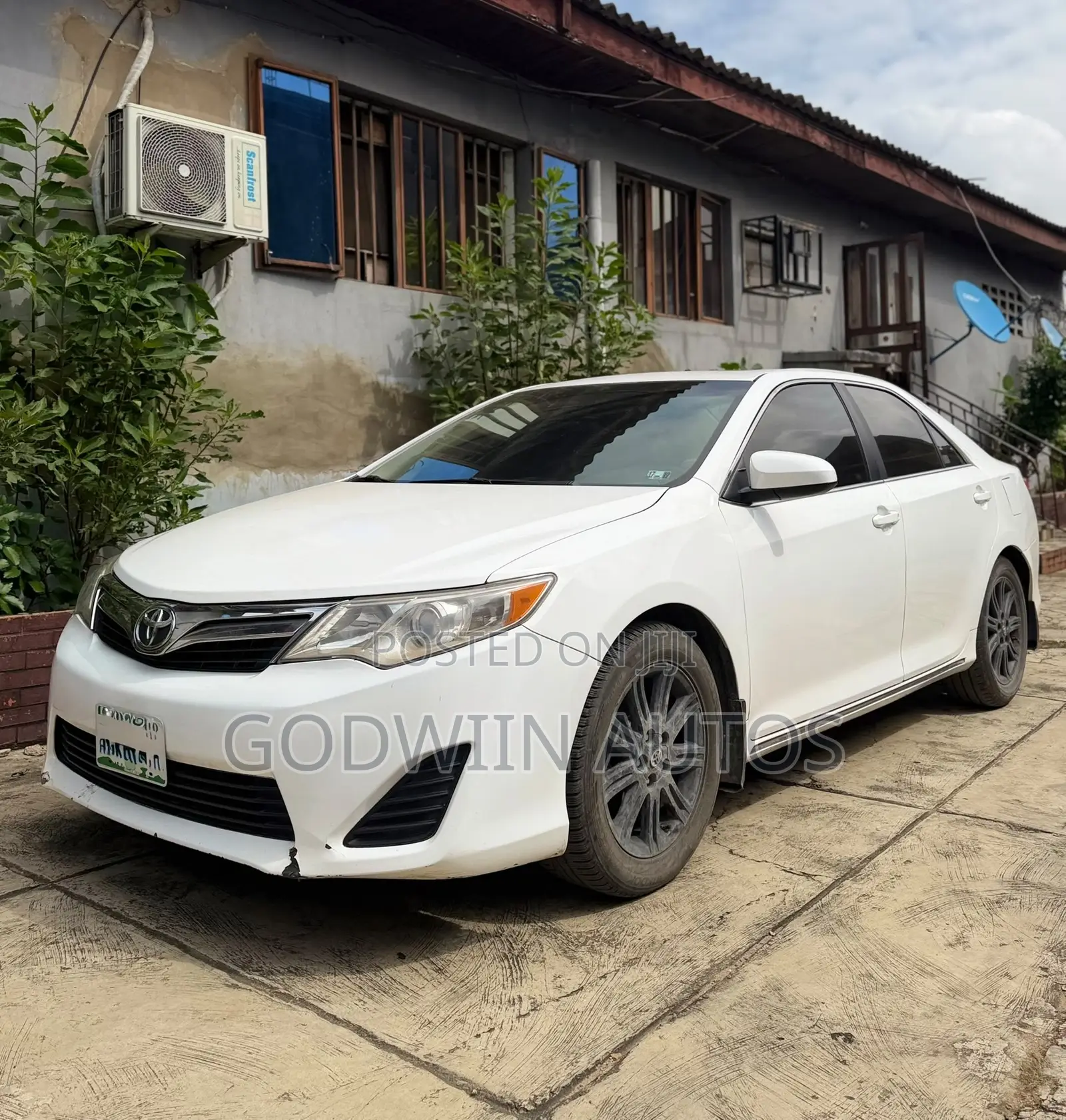 Toyota Camry XLE 4dr Sedan (2.5L 4cyl 6A) 2013 White