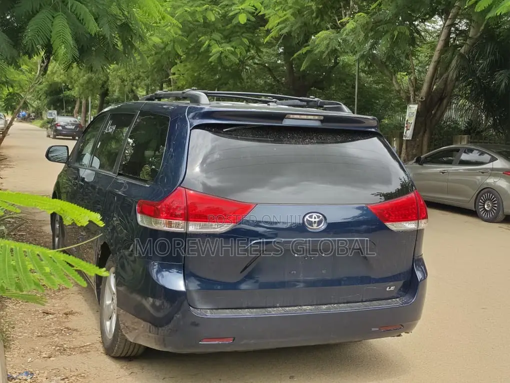 Toyota Sienna LE 7 Passenger 2011 Blue