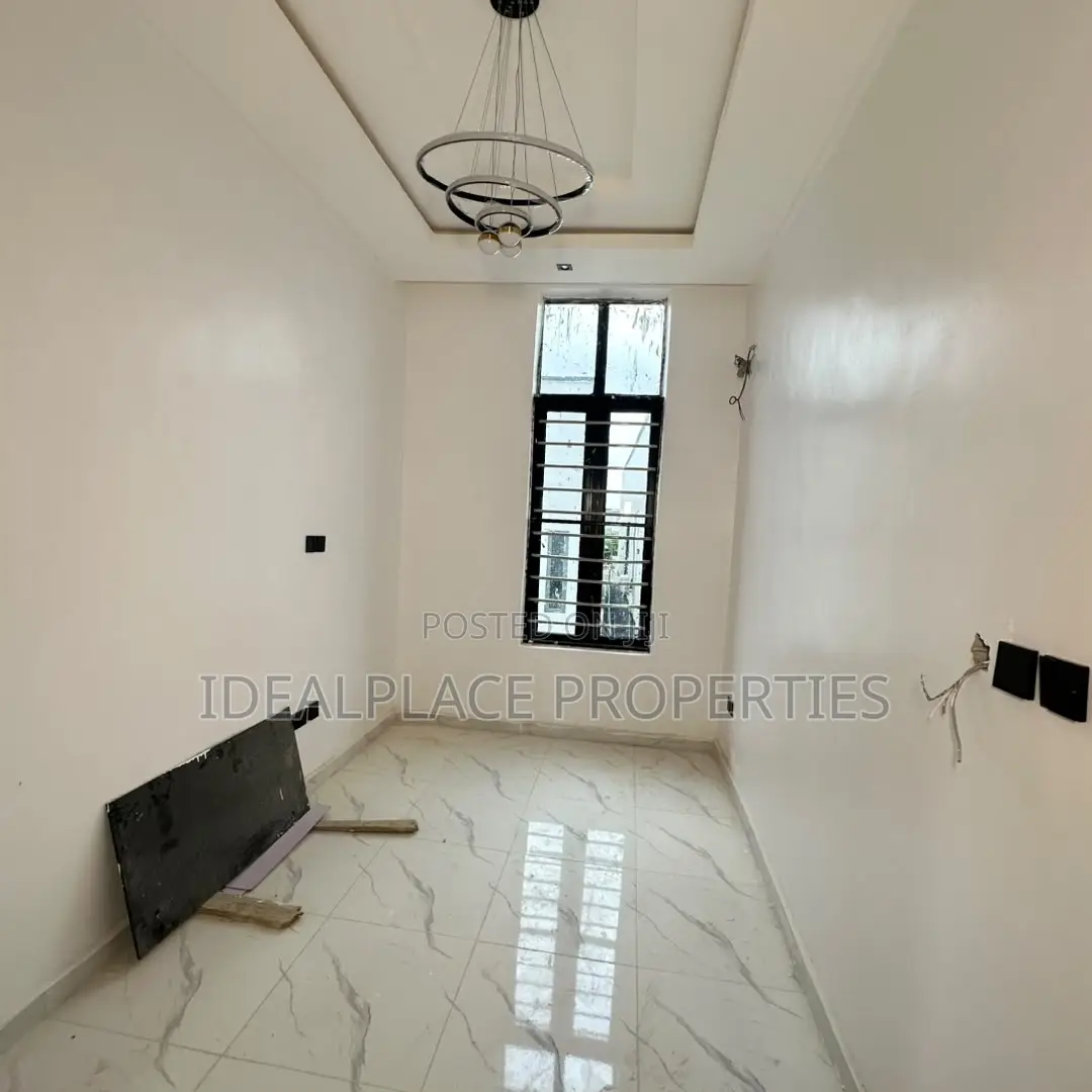 5bdrm Duplex in Sangotedo for sale