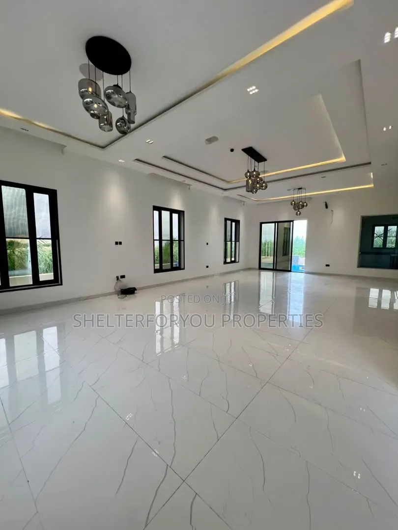 6bdrm Duplex in Chevron for sale