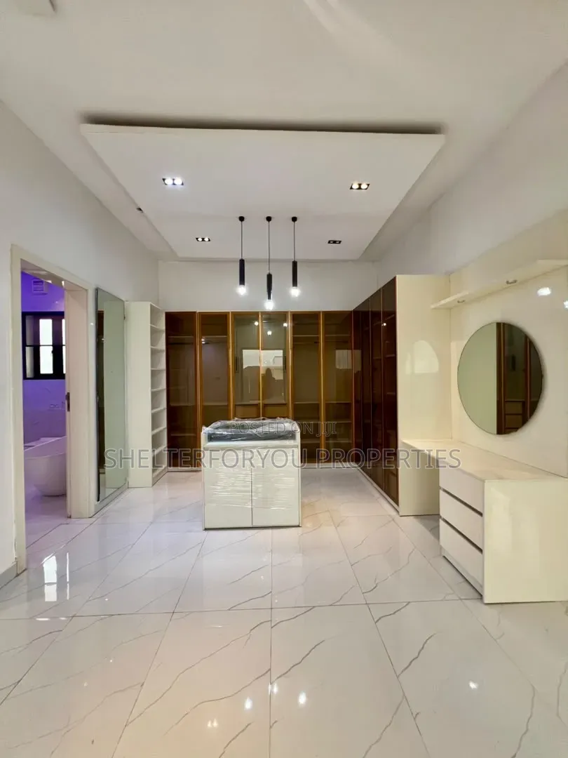 6bdrm Duplex in Chevron for sale