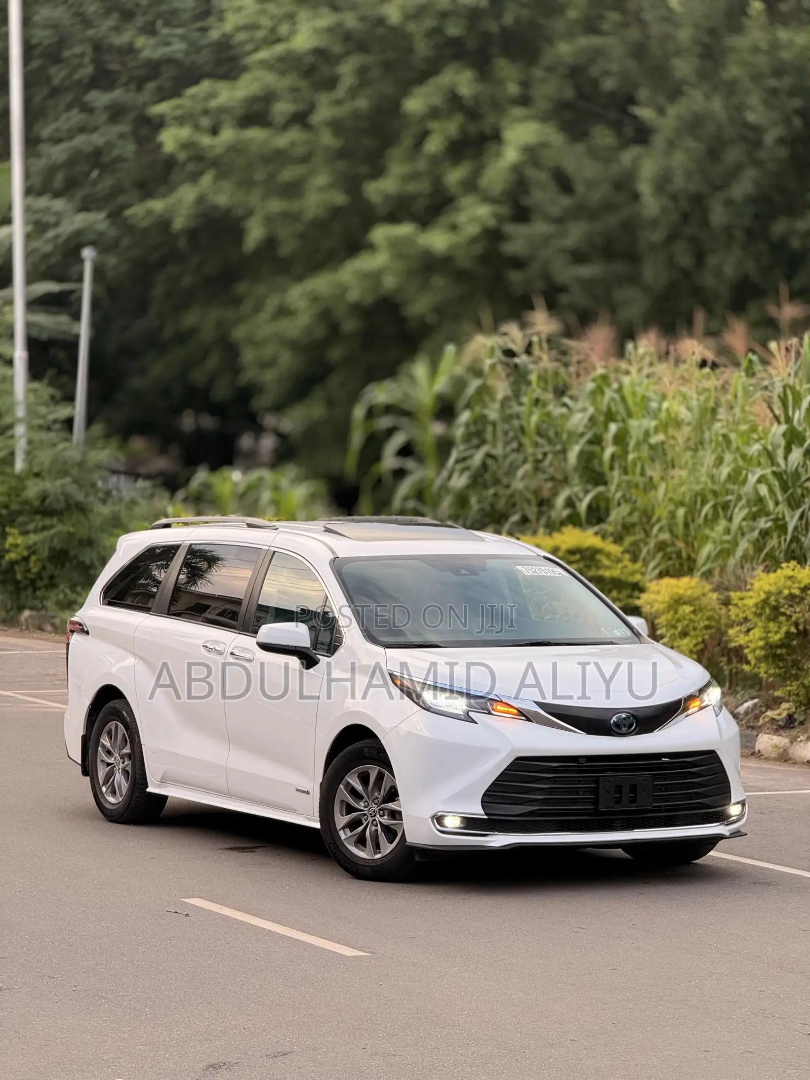 Toyota Sienna XLE 7-Passenger 2021 White