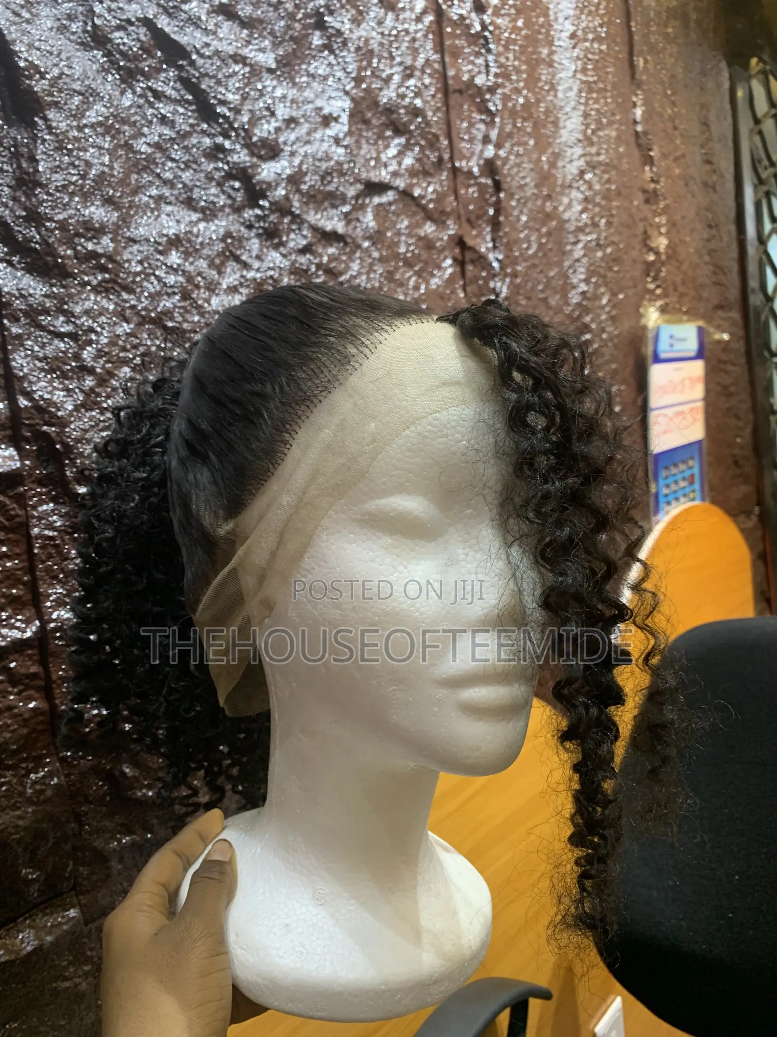 360 Packing Gel With Curly Ponytail