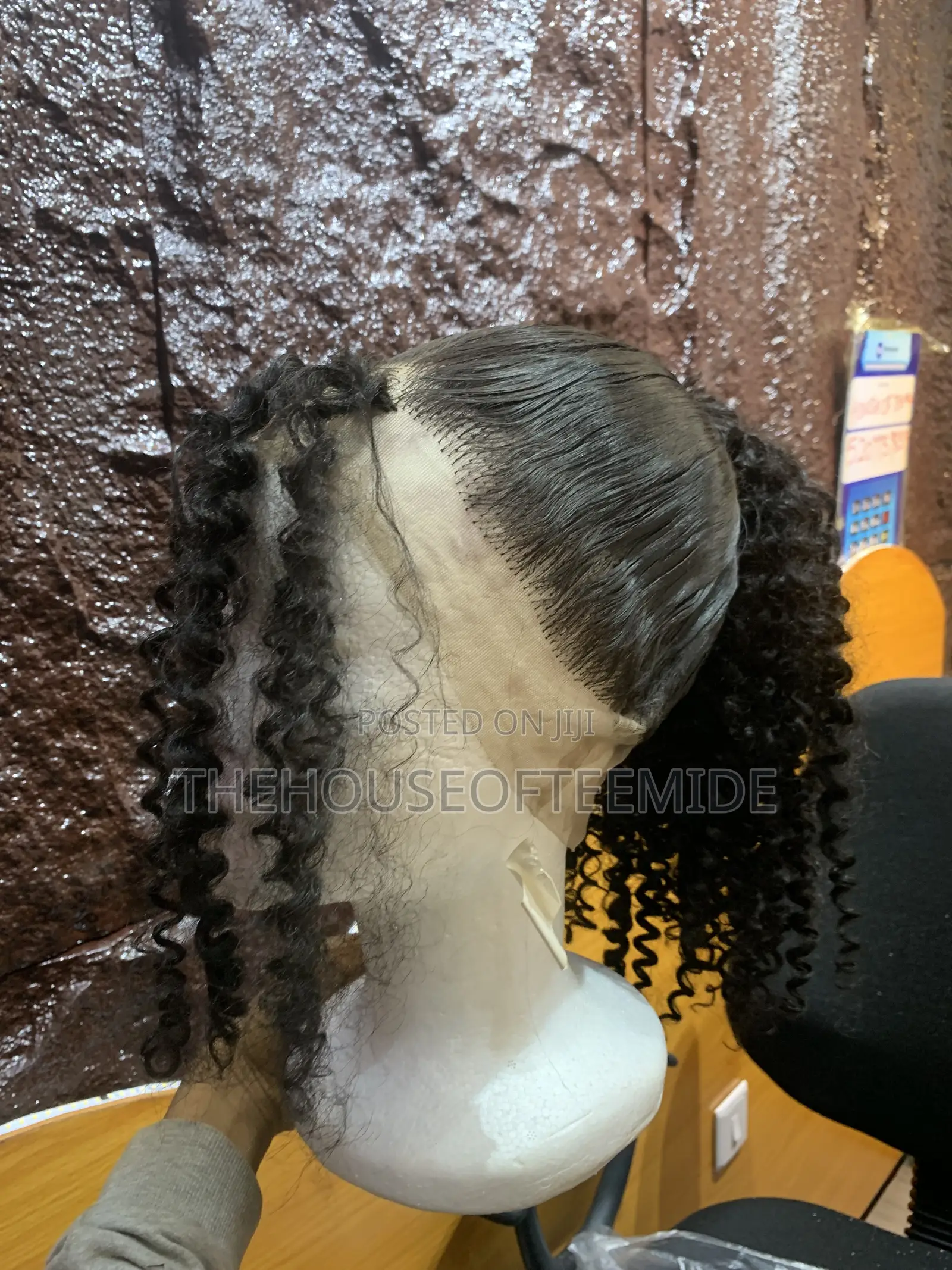 360 Packing Gel With Curly Ponytail