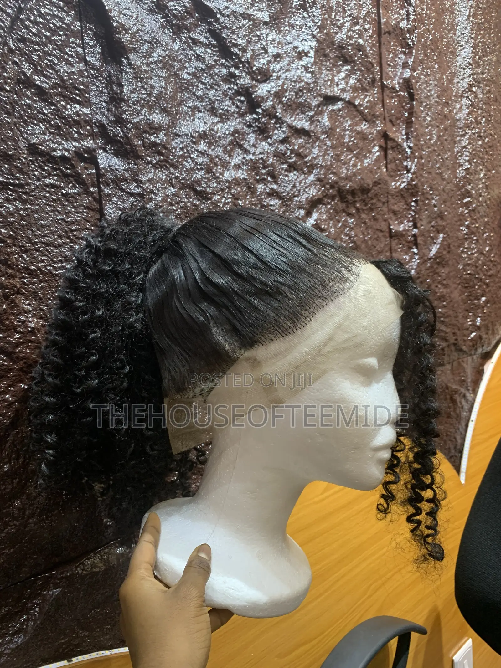 360 Packing Gel With Curly Ponytail