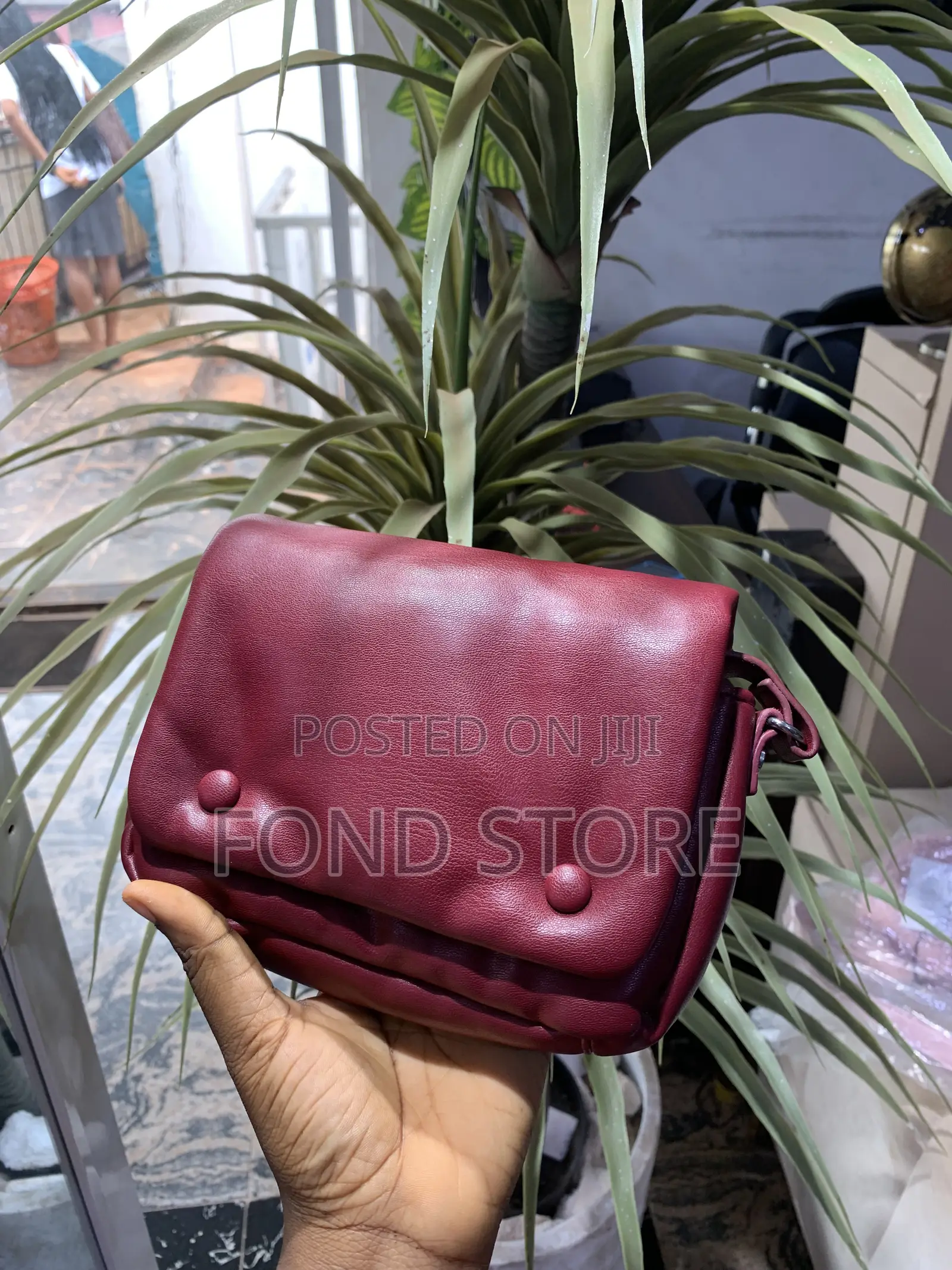De-Facto Female Bags