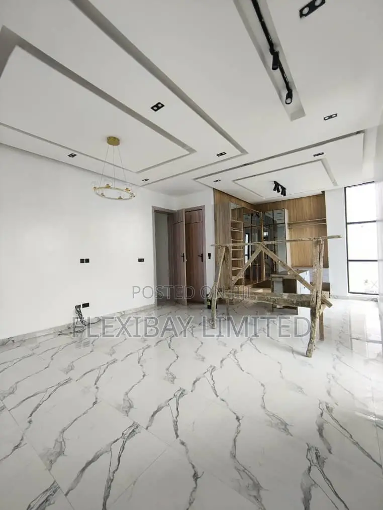 5bdrm Duplex in Chevron for rent
