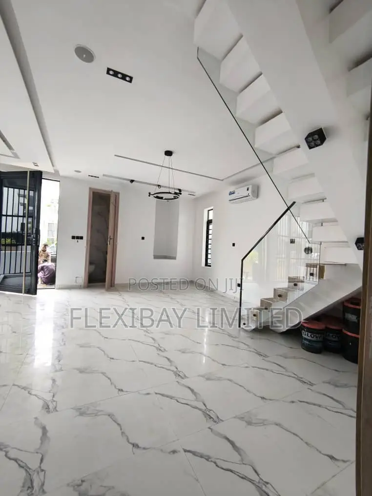 5bdrm Duplex in Chevron for rent
