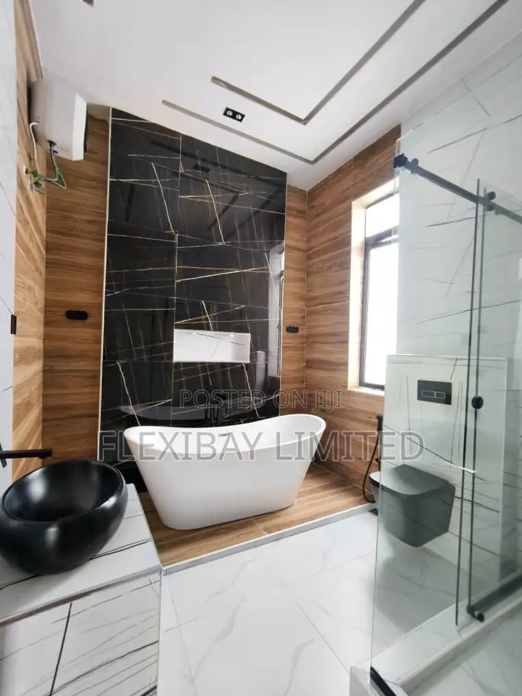 5bdrm Duplex in Chevron for rent