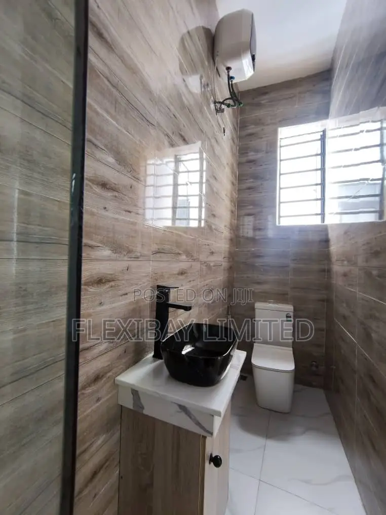 5bdrm Duplex in Chevron for rent