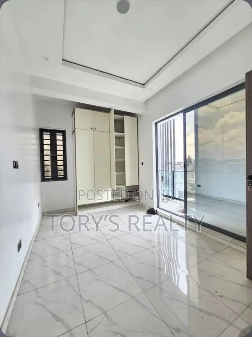 3bdrm Apartment in Lekki Phase 1 for rent