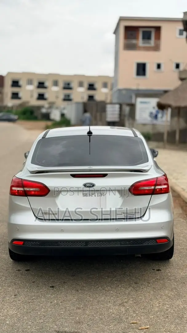Ford Focus Titanium Sedan FWD (2.0L 4cyl 6A) 2017 Silver