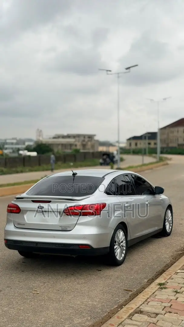 Ford Focus Titanium Sedan FWD (2.0L 4cyl 6A) 2017 Silver