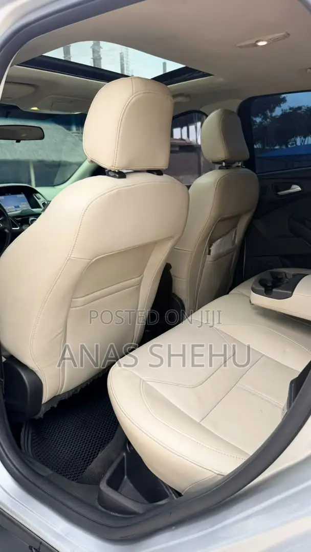 Ford Focus Titanium Sedan FWD (2.0L 4cyl 6A) 2017 Silver